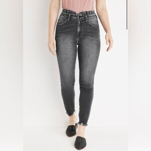 KanCan $59 Skinny High Rise Black Jean Frayed Hem 30/10 EUC W16-17” R12” I 27”